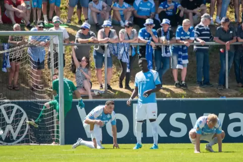 Wie ihre Anhänger tief enttäuscht nach dem 1:2 in der Nachspielzeit im Pokalfinale in Weingarten: von links FKP-Torhüter Benjami