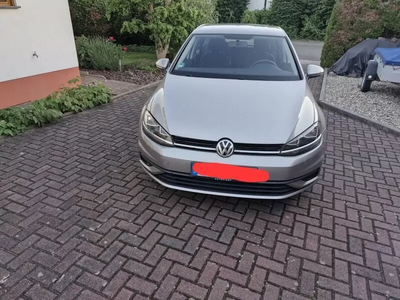 1.Hand , Ganzjahresreifen (vorne neu!!), unfallfrei,  lückenlos scheckheftgepflegt in VW Vertragswerkstatt (ein Jahr VW Mobilitä