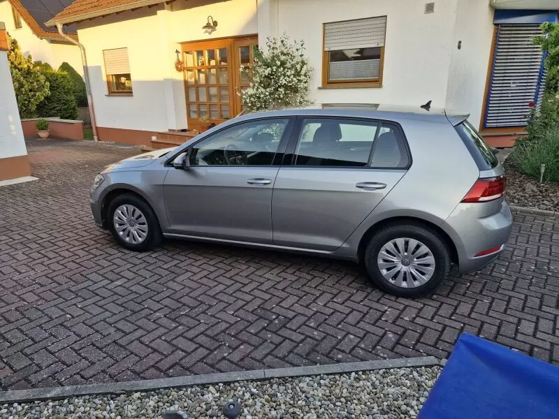 1.Hand , Ganzjahresreifen (vorne neu!!), unfallfrei,  lückenlos scheckheftgepflegt in VW Vertragswerkstatt (ein Jahr VW Mobilitä