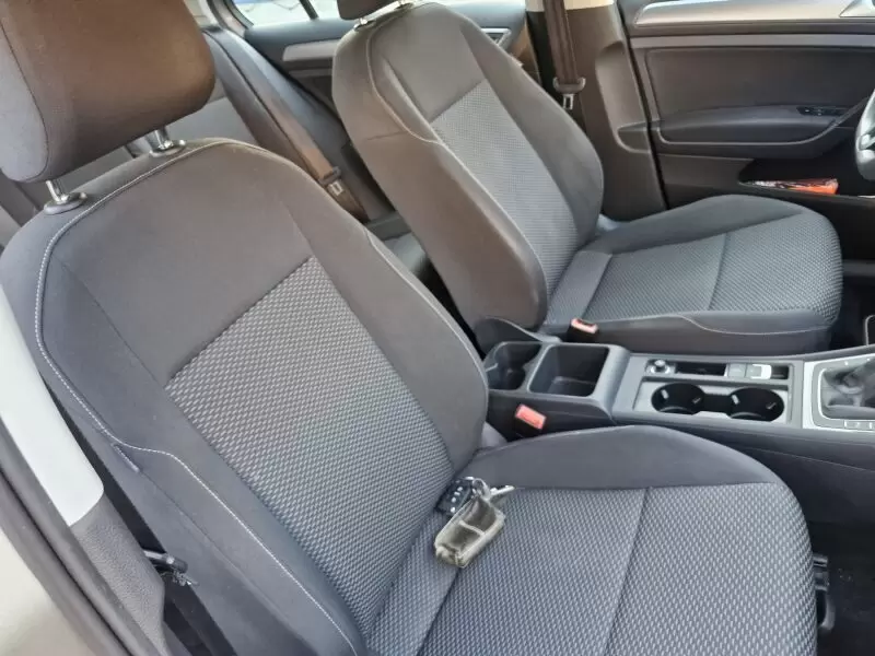 1.Hand , Ganzjahresreifen (vorne neu!!), unfallfrei,  lückenlos scheckheftgepflegt in VW Vertragswerkstatt (ein Jahr VW Mobilitä