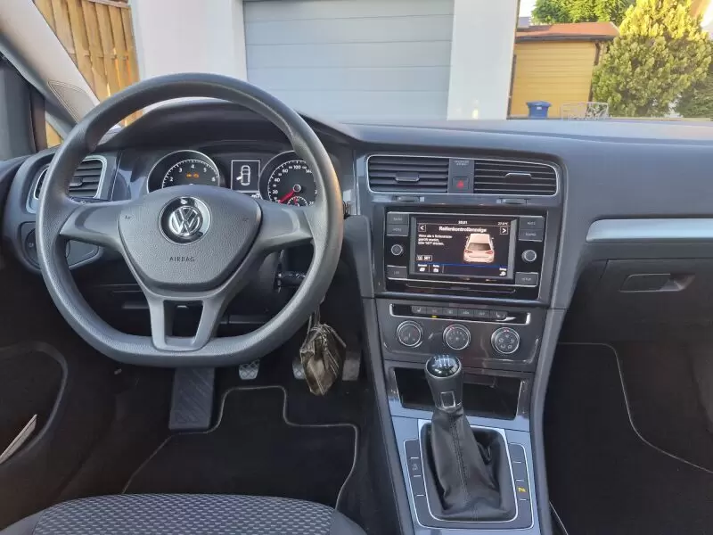 1.Hand , Ganzjahresreifen (vorne neu!!), unfallfrei,  lückenlos scheckheftgepflegt in VW Vertragswerkstatt (ein Jahr VW Mobilitä