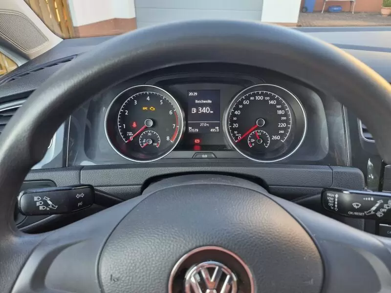 1.Hand , Ganzjahresreifen (vorne neu!!), unfallfrei,  lückenlos scheckheftgepflegt in VW Vertragswerkstatt (ein Jahr VW Mobilitä