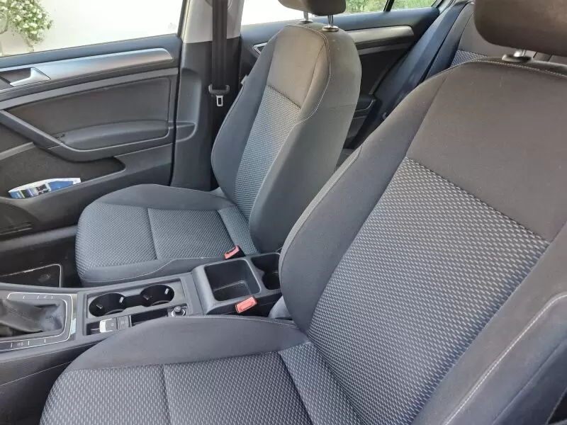 1.Hand , Ganzjahresreifen (vorne neu!!), unfallfrei,  lückenlos scheckheftgepflegt in VW Vertragswerkstatt (ein Jahr VW Mobilitä
