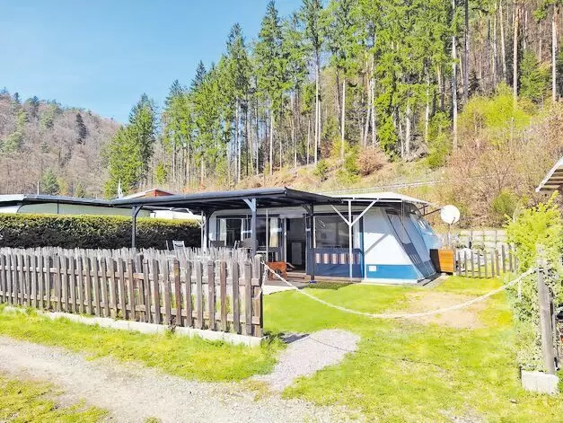 Verkaufe »Feriendomizil« (ganzjährig nutzbar, Kabe Wohnwagen, möbliertes Vorzelt, überdachte Terrasse, kleine Holzgartenhütte) a