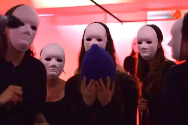 Die Masken begleiten die Figuren w&auml;hrend des gesamten St&uuml;ckes.