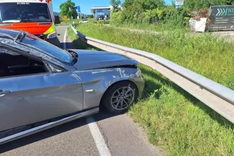 Der Fahrer konnte nach dem Unfall sein Auto selbstständig verlassen. 