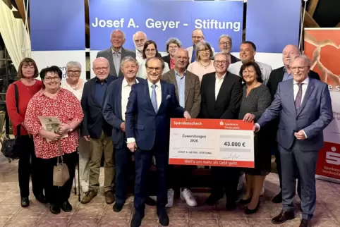 Aus seiner Stiftung hat Josef A. Geyer (links am Scheck) in der Hald-Mühle in Bissersheim 43.000 Euro überreicht. Bedacht wurden