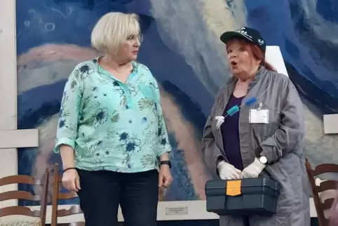 Das Präventionstheater stellt Betrugsmaschen nach: In dieser Szene lenkt ein falscher Handwerker (Hiltrud Gehrlein-Bischoff, rec