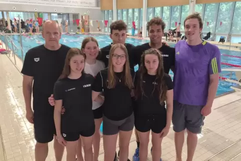 Das erfolgreiche Team der Wassersportfreunde (Wsf) Zweibrücken bei den süddeutschen Meisterschaften in Stuttgart mit: (hinten vo