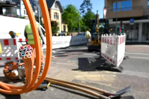 In Bad Dürkheim läuft die letzte große Tiefbaumaßnahme für das Glasfasernetz. 