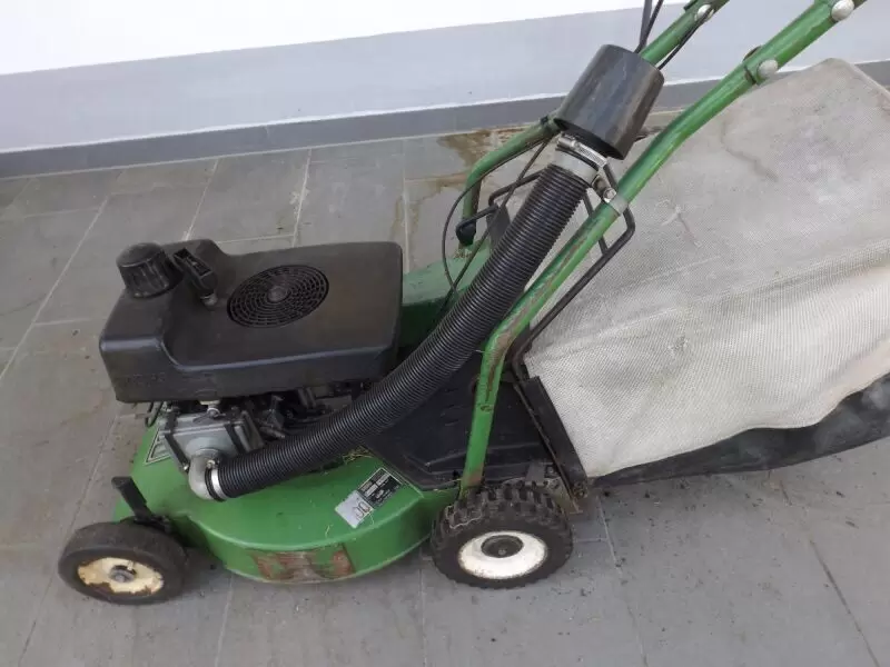 11252316_10_1 Bastlergeräte 1xSabo mit 2-Taktmotor.Mäher läuft mit Hinterradantrieb.1x Mäher Sabo mit 4- Taktmotor.ohne Antrieb. Motor dreht .