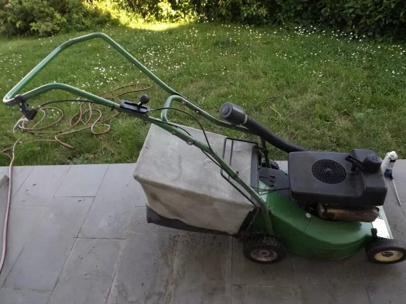 11252316_10_1 Bastlergeräte 1xSabo mit 2-Taktmotor.Mäher läuft mit Hinterradantrieb.1x Mäher Sabo mit 4- Taktmotor.ohne Antrieb. Motor dreht .