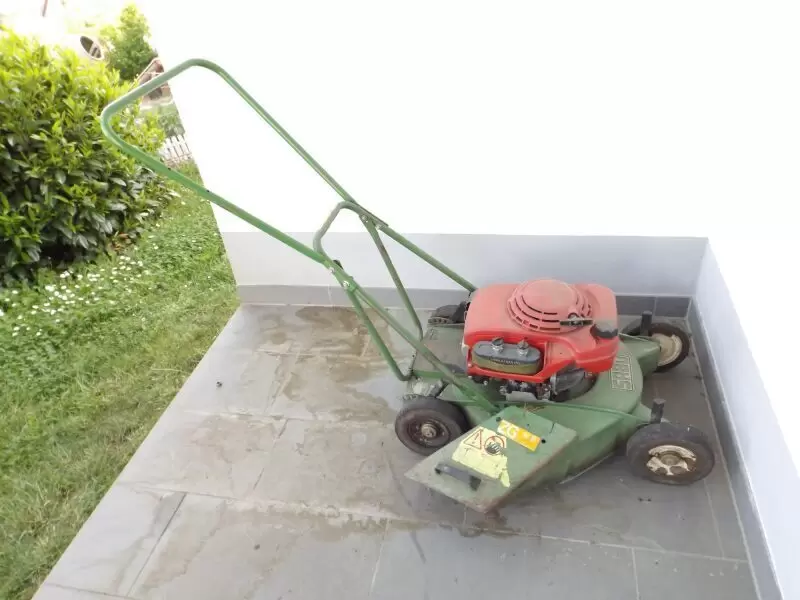 11252316_10_1 Bastlergeräte 1xSabo mit 2-Taktmotor.Mäher läuft mit Hinterradantrieb.1x Mäher Sabo mit 4- Taktmotor.ohne Antrieb. Motor dreht .