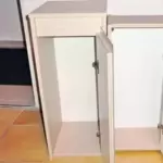 11252332_10_1 2 Hängeschränkchen für WC oder Bad, Holzoptik 67 bzw. 73 cm, 30cm tief mit passendem Spiegel, neuwertiger Zustand. VHB 200, Abho