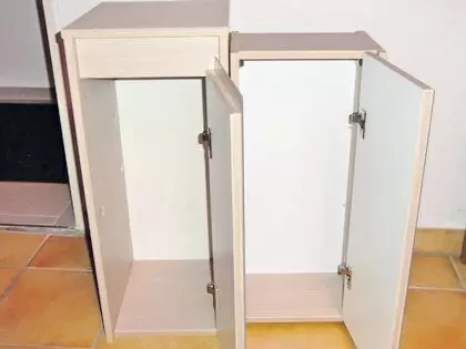 2 Hängeschränkchen für WC oder Bad, Holzoptik 67 bzw. 73 cm, 30cm tief mit passendem Spiegel, neuwertiger Zustand. VHB 200, Abho