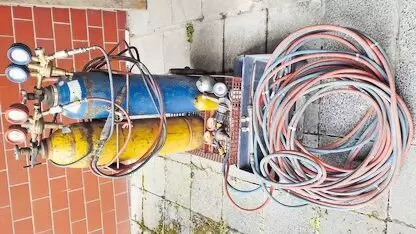 inkl. Transportwagen, Löt - und Schweißzubehör. Je 20 Ltr. Flaschen, kein TÜV, Füllstand: Sauerstoff ca. 100 bar, Acetylen ca. 1