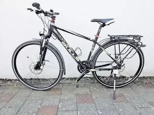 RH 48, Reifengröße 40-622 (700x38c), Shimano Kettenschaltung mit 27 Gängen. Kette und die hinteren Zahnkränze wurde im Jahr 2023