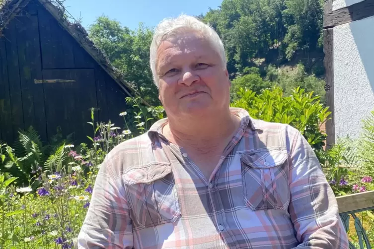 Ortsb&uuml;rgermeister Uwe Gro&szlig;mann findet Gefallen am ungew&ouml;hnlichen &bdquo;Sieg&ldquo; der Gemeinde Hirschthal. 