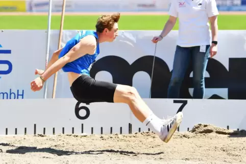Anton Seitz vom TV Nussdorf überspringt die 7-Meter-Marke. 