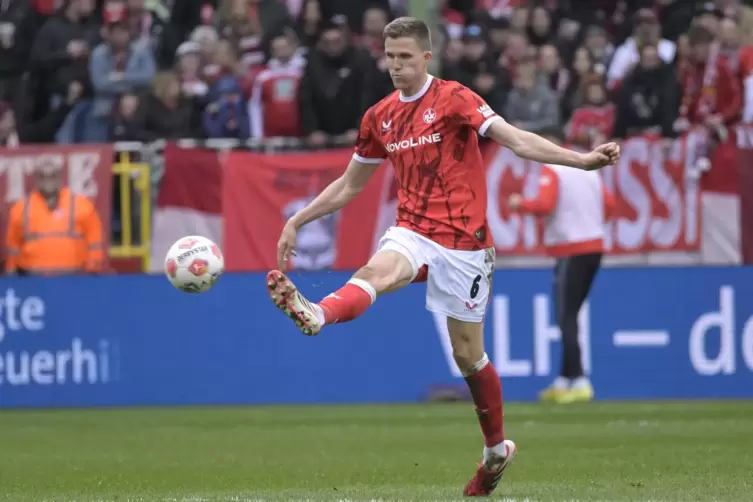Kartenk&ouml;nig: FCK-Mittelfeldabr&auml;umer Fabian Kunze. 