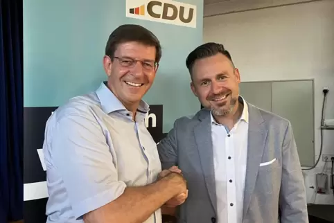 Hand drauf: Ulrich Fleischmann (links) folgt Martin Svoboda als Vorsitzender des CDU-Kreisverbands Frankenthal. 