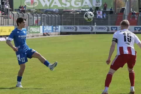 Überlistet seine Gegenspieler auch mal mit einem lässigen Lupfer: Oleksandr Formaniuk (links), hier beim Oberligaspiel im Framas