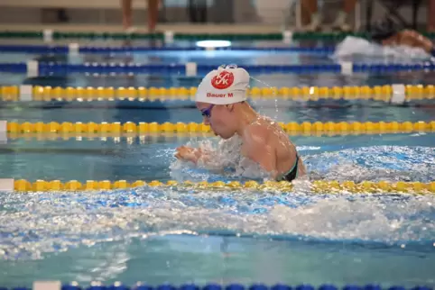 KSK-Schwimmerin Maria Bauer bei den süddeutschen Meisterschaften in Stuttgart auf der Brust-Strecke. 