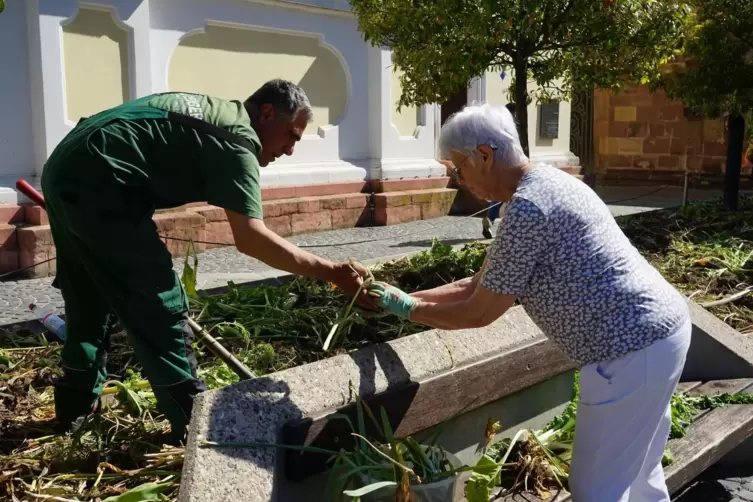 Mehmet Adai beschenkt die Seniorin Olga Wilding. 