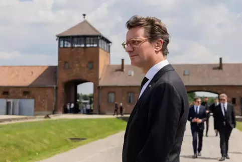 Auf seiner Auslandsreise in Polen besuchte Hendrik Wüst die Gedenkstätte Auschwitz-Birkenau. Begleitet wurde der nordrhein-westf