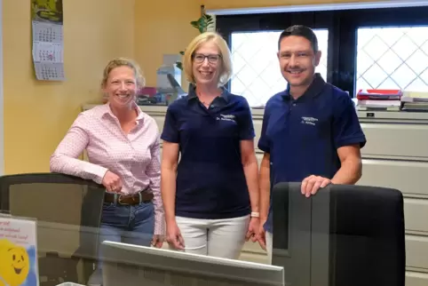In den Praxisräumen in Neuhofen: (von links) Waldsees Ortsbürgermeisterin Claudia Klein, Silke Rehbein-Weber und Konstantin Kiri