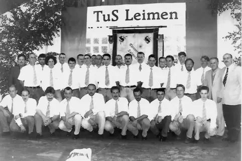 Mit dieser Mannschaft stieg der TuS Leimen 1998 in die A-Klasse (damals Bezirksklasse genannt) auf: (stehend von links) Jürgen P
