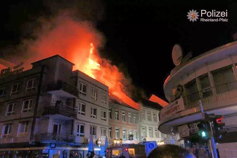 In der Nacht auf den 3. Mai 2016 brennt das Fachwerkhaus am St.-Martins-Platz lichterloh.