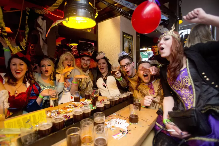 Der »Meter« Altbier und Party – seit Jahrzehnten der normale Zustand in der Bierkneipe Hannenfass.