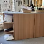 11252772_10_1 Große, flexibel in U- oder L-Form aufstellbare Ladentheke aus 8 Einzelelementen, 300 x 60 cm plus 240 x 40 cm; Korpus Buche Nach