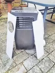 Jetzt an den Sommer denken; mobiles Klimagerät von Clatronic, recht wenig im Einsatz gewesen. Mit Zubehörteilen wie Schlauch und