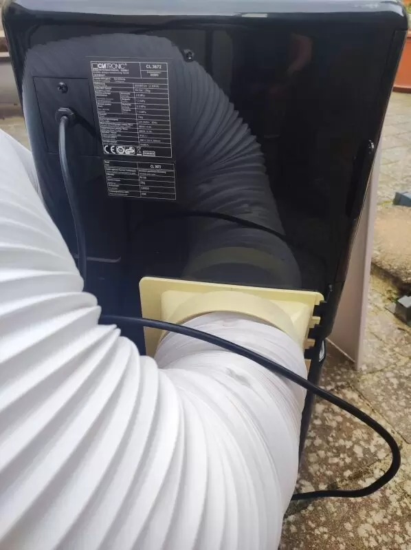 Jetzt an den Sommer denken; mobiles Klimagerät von Clatronic, recht wenig im Einsatz gewesen. Mit Zubehörteilen wie Schlauch und