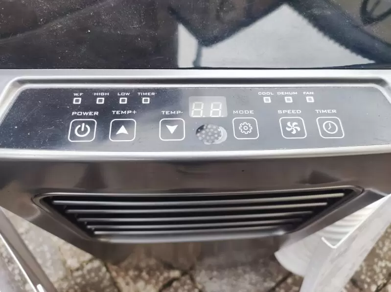 Jetzt an den Sommer denken; mobiles Klimagerät von Clatronic, recht wenig im Einsatz gewesen. Mit Zubehörteilen wie Schlauch und