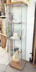 11252769_10_1 Dekorative Glasvitrine 43 x 37 x 165 cm mit drei Glasböden zum Präsentieren oder Ausstellen von schönen Dingen. Preis 25 € VHB.