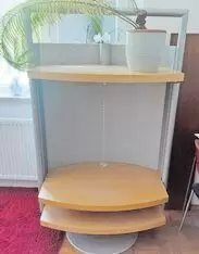 ein buchefarbenes Eckregal/ TV-Gestell mit zwei variablen Regalebenen (Marke Omnia Riegel, sehr stabil) mit aluminiumfarbener R