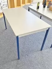 11252771_10_1 Zwei stabile Tische 140 x 70 cm, abzugeben, Höhe 73 cm, Grau-weiße Melamin-beschichtete Tischplatte, stabiles Metalluntergestell