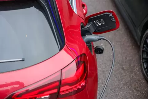 Elektroauto lädt an Ladesäule