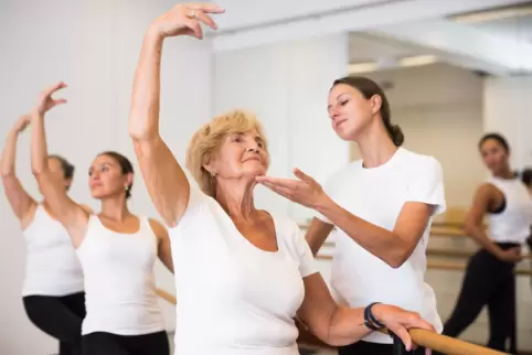 Ballett fördert nicht nur Beweglichkeit, Haltung und Körperspannung, sondern auch die Aufmerksamkeit. Man muss sich Schrittfolge