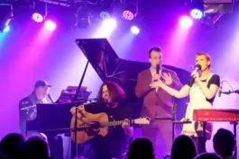 Am Ende vereint auf der Bühne: Manfred Maurenbrecher, Matze, Philipp Dewald und Shakti Paqué. 