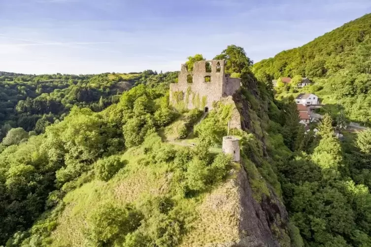 Beliebtes Ausflugsziel und Ausgangspunkt für Wanderungen: Burgruine Falkenstein.