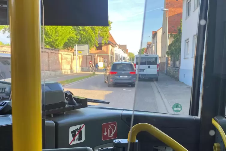 Alternierendes Parken in der Iggelheimer Stra&szlig;e in Dudenhofen: F&uuml;r den Busfahrer hei&szlig;t das immer wieder Ausweichen mit seinem 12