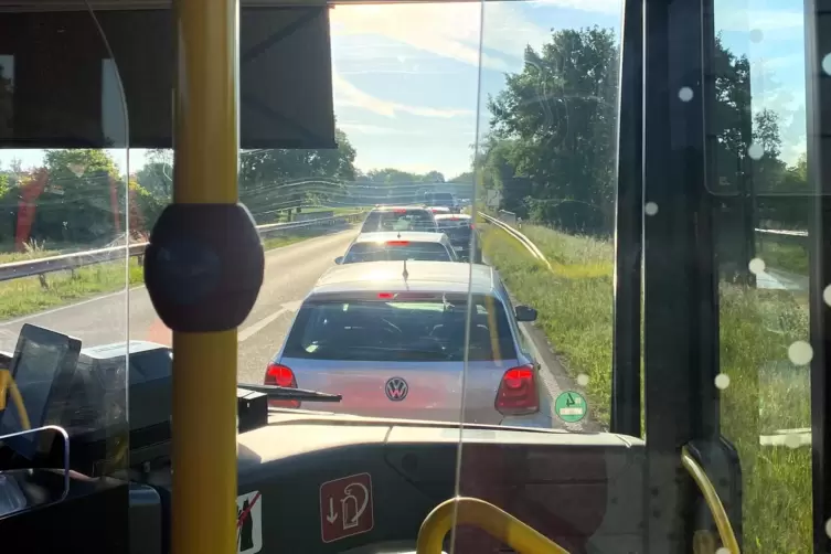 Ist ein Grund, warum die im Fahrplan ausgewiesenen Abfahrtszeiten nicht eingehalten werden k&ouml;nnen: Verkehrsbehinderungen, wie hi