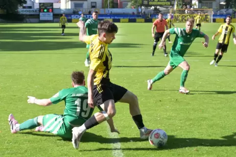 Einmal noch liefern: Felix Heimgärtner (FV Dudenhofen) setzt sich gegen Oliver Bickelmann vom SV Auersmacher durch. 