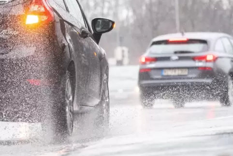 Autos fahren bei Regen