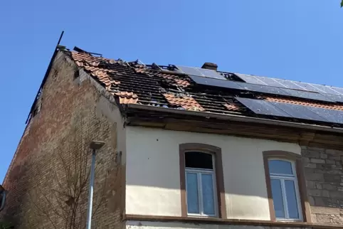 Ausgebrannt: der Dachstuhl des Hauses in der Mühlheimer Hauptstraße. 