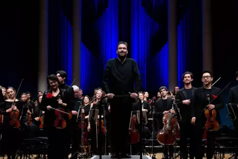 Die Mannheimer Philharmoniker mit ihrem Chefdirigenten Boian Videnoff.
